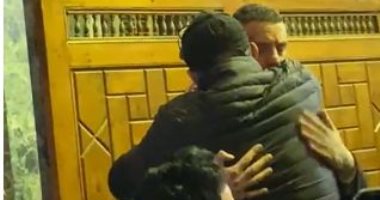 أحمد السقا يحتضن أحمد الفيشاوي في عزاء سمية الألفي