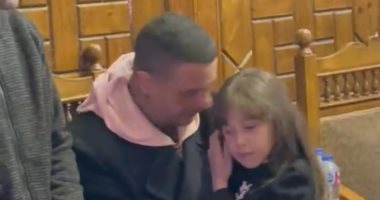 أحمد الفيشاوي يحتضن الطفلة الممثلة تمارا