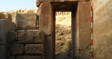 صحيفة فرنسية تبرز الكشف الأثرى لبقايا معبد الوادى للملك "نى أوسر رع"