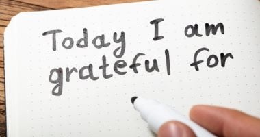 عالم نفس يغير مفهوم أجمل مراحل الحياة.. كيف يؤثر التقدير والامتنان على نفسيتك