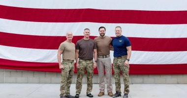 كأن قطار شحن صدمه.. نائب ترامب يشارك فى تدريب شاق مع البحرية الأمريكية.. صور