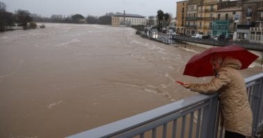 الأمطار تغرق جنوب فرنسا.. وتحذير من فيضانات عارمة