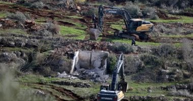 معدات العدو الإسرائيلي تجرف الأراضي الزراعية في الضفة الغربية