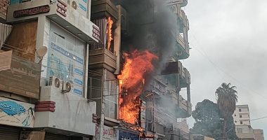 تصاعد ألسنة اللهب بمحل واحتجاز سكان بشقق أعلى عقار بسبب حريق فى سوهاج.. صور