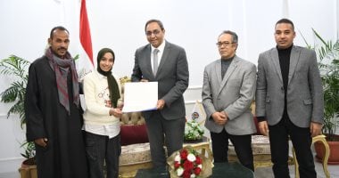 محافظ قنا يكرم دارسة من ذوى الهمم لحصولها على شهادة محو الأمية