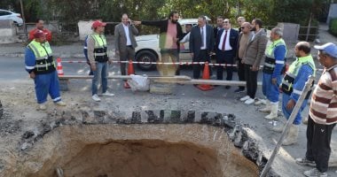 رئيس مياه القناة يتابع إصلاح الهبوط بمطبق صرف صحى بالشارع التجارى بالإسماعيلية
