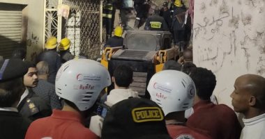 استمرار جهود البحث عن ناجين أسفل ركام عقار إمبابة المنهار.. صور