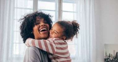 يعنى إيه تربية إيجابية وإمتى تكون صح؟.. مش دلع زايد طول الوقت