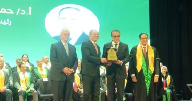 تكريم رئيس جامعة دمياط فى احتفالية عيد العلم تقديرًا لمسيرته الأكاديمية