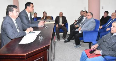 مدير تعليم سوهاج يعقد اجتماعًا لمتابعة الاستعدادات لامتحانات نصف العام