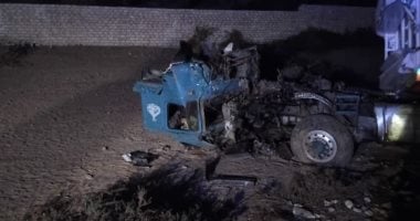 إصابة سائقين في تصادم سيارتين تريلا على صحراوي إسنا