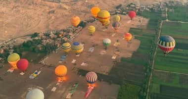 سعادة بين الأفواج الأجنبية خلال 65 رحلة للبالون الطائر تقل 1350 سائحا بالأقصر.. صور