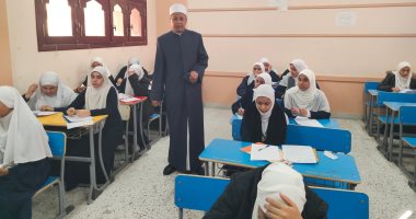  رئيس منطقة الأقصر يتفقد امتحانات النقل للمرحلة الثانوية الأزهرية.. صور