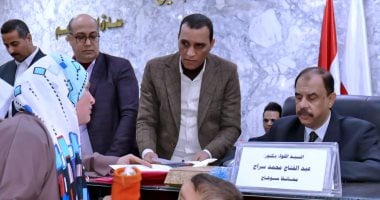 محافظ سوهاج يستمع إلى مطالب وشكاوى المواطنين فى اللقاء الجماهيرى