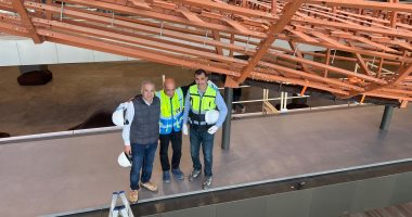 المتحف المصري الكبير يشهد بدء إعادة ترميم وتركيب مركب خوفو الثانية.. فيديو