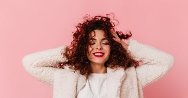 3 خطوات لتمشيط الشعر الكيرلى بسهولة والحفاظ على ترطيبه