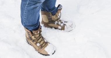 أسباب طبية وراء الشعور الدائم ببرودة القدمين