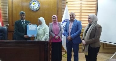 رئيس جامعة بنى سويف يسلم أول مقررات دراسية بطريقة برايل لطالبة من ذوى الإعاقة البصرية