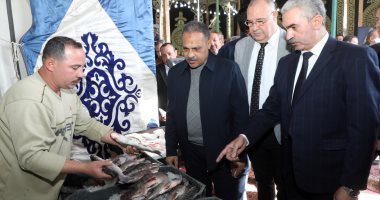 تخفيضات تصل لـ 30%.. جولة لمحافظ الشرقية فى سوق اليوم الواحد بالصيادين