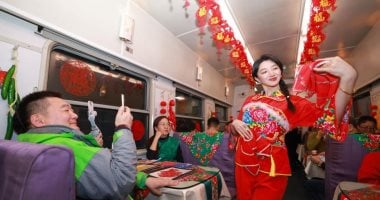 فقرات استعراضية للمسافرين على أرصفة السكك الحديدية فى الصين 