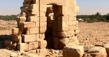 انتهاء أعمال الترميم وبدء تنفيذ الحفريات.. حكاية معبد الناضورة الأثري بالوادى الجديد.. تم إعلان مدينة الخارجة أول مدينة صديقة للبيئة من فوق هضبته.. يرتفع 75م عن سطح الأرض وكان نقطة مراقبة القوافل قديما.. صور