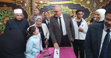 مصر أم الدنيا وأنا بحبها كتير.. الطفلة ريتاج الفلسطينية الناحية الوحيدة من أسرتها فى الحرب على غزة تطلب من محافظ القليوبية بإلحاقها للمدرسة.. والأزهر يستجيب فورا.. والطفلة تؤكد: مصر وطن العرب الأكبر.. صور