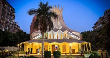 أشجار عيد الميلاد والأضواء تكسو الكاتدرائية الأسقفية بالزمالك قبل قداس العيد