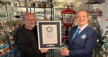 ألمانى يدخل موسوعة جينيس لامتلاكه 11 ألف كرة ثلج زجاجية