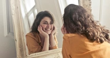 هل يمكن تحديد عمر المرأة من عينيها فقط؟.. دراسة علمية تجيب 