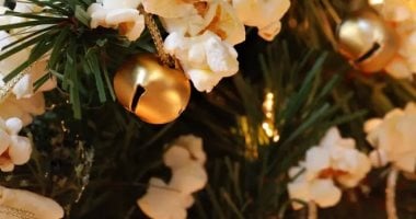 تزيين شجرة رأس السنة بالفشار والمخلل.. أغرب تقاليد عيد الميلاد بأمريكا