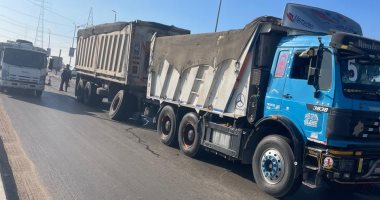 تعطل سيارة نقل محملة بالاسمنت أعلى كوبرى جامعة المنصورة وتوقف الحركة 