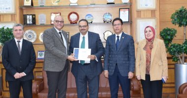 مجلس جامعة بنها يكرم الكليات الفائزة بمسابقة أفضل المواقع الإلكترونية