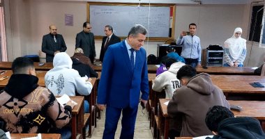 نائب رئيس جامعة بنها يتفقد امتحانات الفصل الدراسي الأول بكلية العلوم