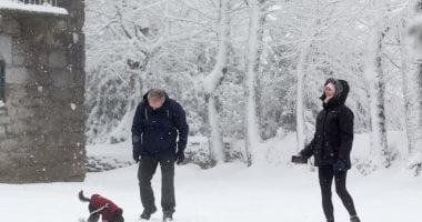 أوروبا تحت عباءة الجليد.. موجات ثلوج كثيفة تضرب القارة من الشمال إلى الجنوب.. تعطل حركة النقل والرحلات وإغلاق الطرق الرئيسية.. تحذيرات الطوارئ وسط مخاوف من شتاء هو الأقسى منذ سنوات.. والسلطات تحذر المواطنين