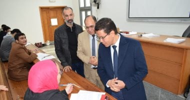 رئيس جامعة بنها يتفقد سير امتحانات كلية الحقوق بمقر الجامعة بالعبور