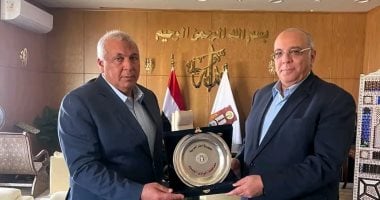 محافظ الوادى الجديد يلتقى رئيس مركز بحوث الصحراء لبحث تعزيز التنمية الزراعية