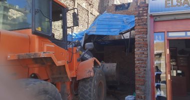 مدينة الأقصر تزيل حالتى بناء بدون تراخيص بالمخالفة للقانون