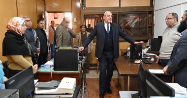 محافظ الغربية يتفقد إدارات الديوان العام فى جولة مفاجئة ويوجه بتسهيل الإجراءات