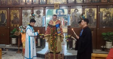 بأشجار الكريسماس.. كنيسة الروم الأرثوذكس بدمياط تستقبل قداس عيد الميلاد