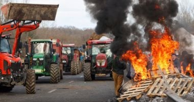 اعتراضا على ذبح الأبقار المريضة.. مزارعو فرنسا يتظاهرون بالجرارات 