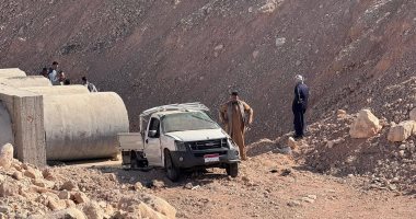 إصابة مواطنين إثر انقلاب سيارة ربع نقل على صحراوى جنوب الأقصر