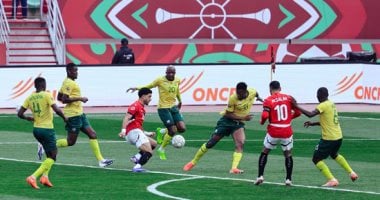 بعشرة لاعبين.. منتخب مصر يهزم جنوب أفريقيا بهدف محمد صلاح ويتأهل لدور الـ16.. صور 