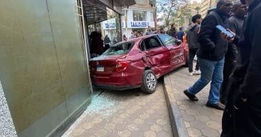 تصادم سيارة ملاكى بأحد المحلات التجارية بمنطقة المهندسين 