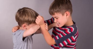 ابنك بيضرب أخواته.. 5 نصائح لتقويم سلوك طفلك العنيف 