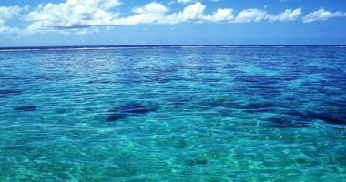 ما هو لون الماء؟.. لماذا يبدو صافيًا فى الكوب بينما يبدو أزرقا فى البحر؟ 