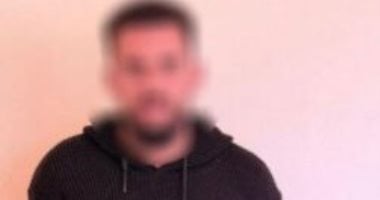 الداخلية تضبط شخص يوزع كروت دعائية بمحيط لجان الفيوم 