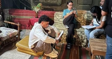 من وحى مسلسل ميد تيرم.. إزاى تساعد ابنك المراهق ما يجريش ورا كل تريند؟