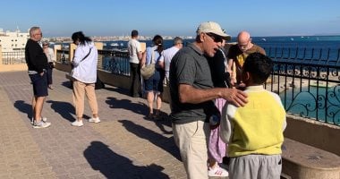 السياح الاوربيين على الكورنيش مع قرب الاحتفالات 