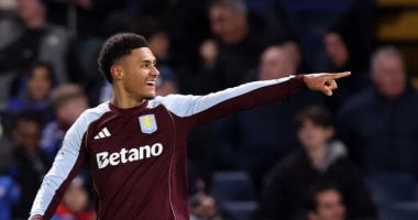 أولى واتكينز يحتفل بهدفيه ضد تشيلسي