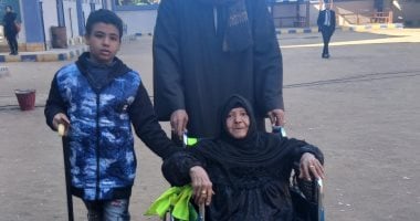 عجوز 90 عاما تدلي بصوتها فى جولة الإعادة بانتخابات مجلس النواب بقنا